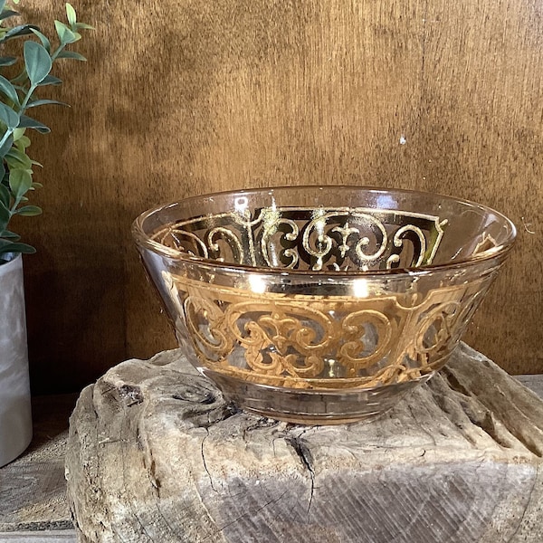 Vintage Georges Briard 22k gold filigree scroll glass fruit berry dessert bowl, nut snack pretzel, signed