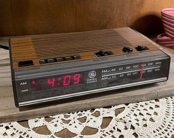 Vintage retro GE woodgrain 1980s AM FM radio digital clock General Electric works great Model 7-4624