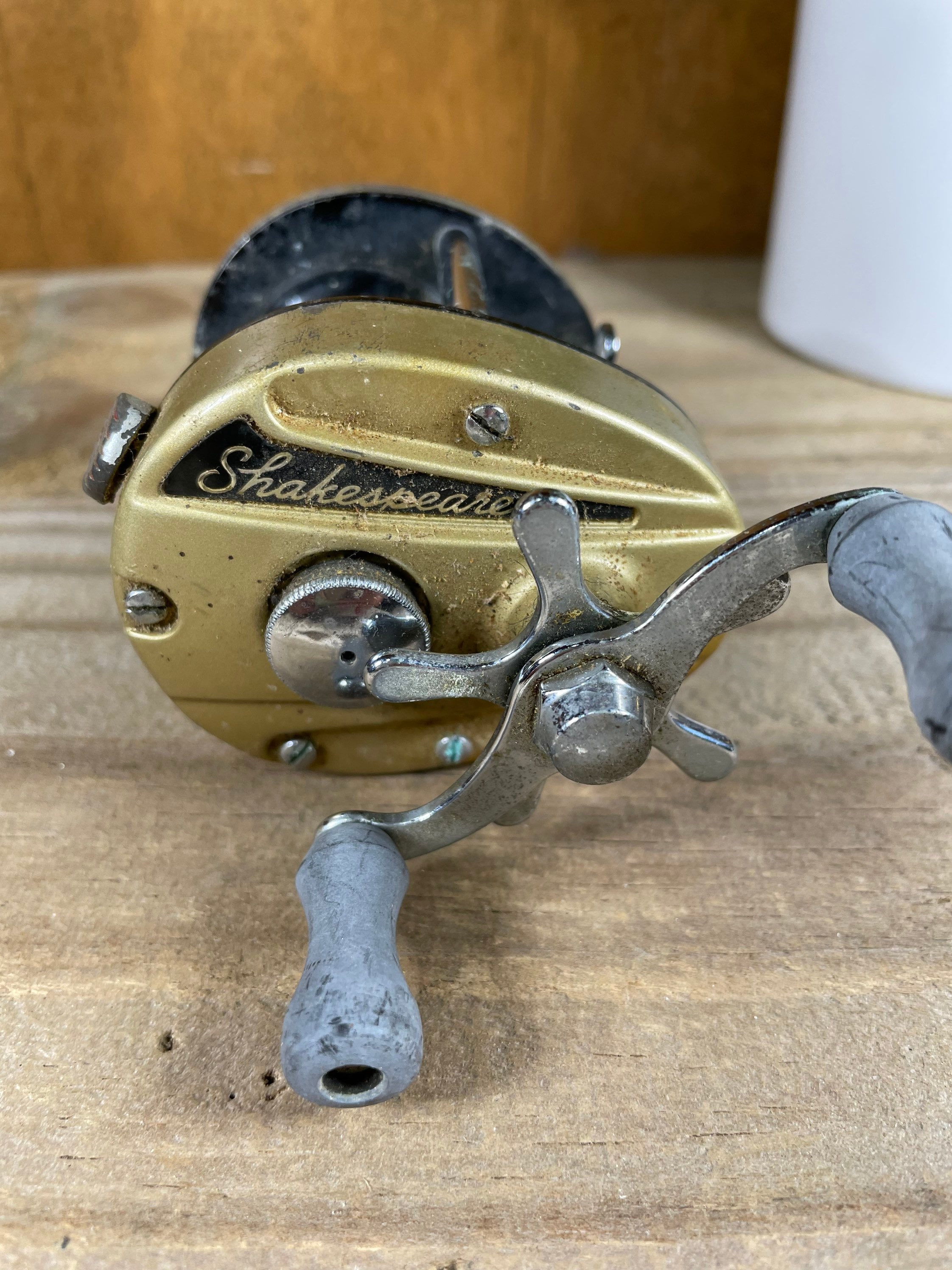 Vintage Shakespeare Fishing Reel, 1969 B Ball Bearing Gold Color, Needs  Work -  Canada