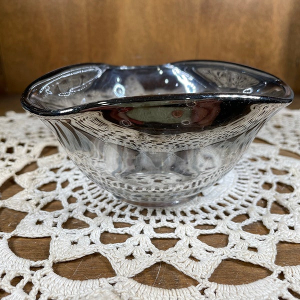 Vintage Dorothy Thorpe MCM triangle bowl, three-sided mercury fade, awesome Christmas party bowl