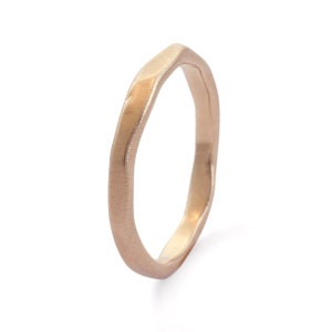 Faixa de ouro rosa martelado