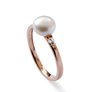 Rose Gold Ring with Pearl and diamonds