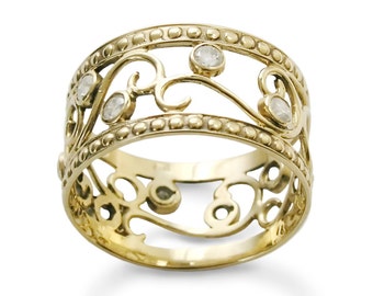 Exquisite Filigree Gold Ring with Diamonds