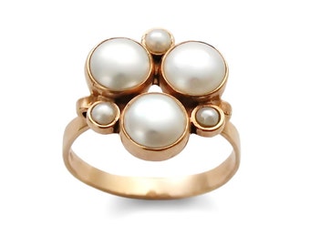 Gold ring with White Pearls