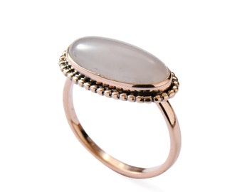 Anillo grande de oro con cuarzo rosa ovalado