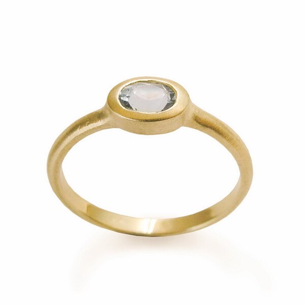 Anillo de oro cepillado con topacio ovalado