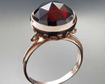Gold Victorian ring with Faceted Garnet