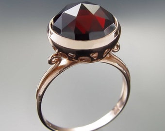 Anillo victoriano de oro con granate facetado