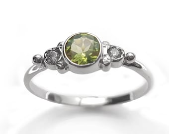 White Gold ring with Peridot and Zircons