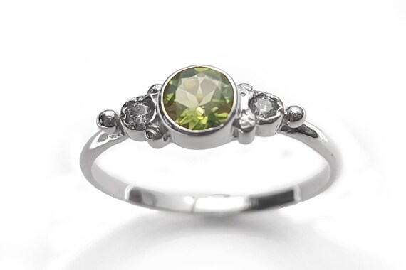 bague or blanc avec pierre verte bague or blanc avec pierre verte