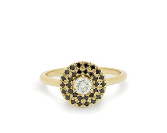 Anello in oro con parte superiore rotonda con diamanti neri e trasparenti