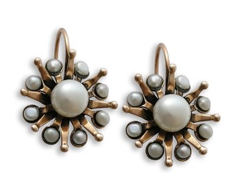 Pendientes colgantes de flores doradas con perlas
