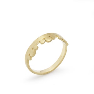 Matgouden ring met stippen
