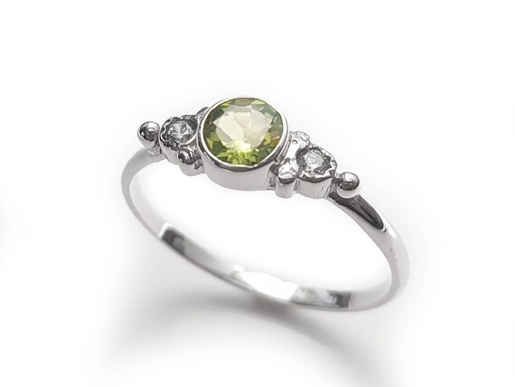 bague or blanc avec pierre verte bague or blanc avec pierre verte