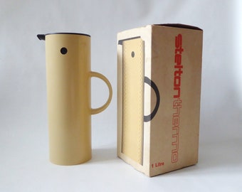 Vintage 1977 Stelton EM77 Erik Magnussen vacuum jug flask. Beige Thermo, retro space age design. Danish 1970s Modernist coffee pot, Denmark