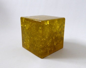 Mid century Shattaline cube paperweight desk ornament. 1960s-1970s amber yellow crackled resin. Square retro accessory. Vintage Shatterline