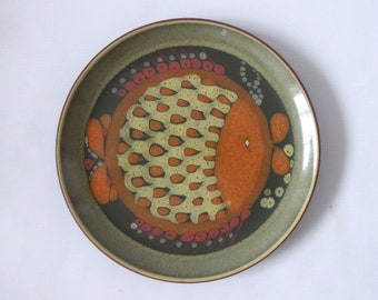 Retro 1970s fish plate. Vintage KMK Kupfermühle Keramik, West German pottery. Wall hanging round art plaque. Ceramic ornament green & orange