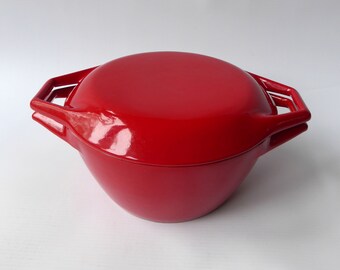 Vintage Nacco Denmark red enamel cooking pot. Enamelled cast-iron Dutch oven, D1. 1970s Modernist enamelware. Casserole dish, oven to table