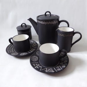 Habitat Scraffito tea coffee set. 2 cups & saucers, teapot, sugar bowl, milk jug. Vintage 1980s/90s Japan. Black + white Sgraffito stoneware