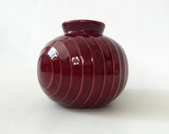 Hornsea Pottery Concept vase. Vintage retro deep red ceramic round pot. Martin Hunt & Colin Rawson. 1970s-80s mid-century concentric circles