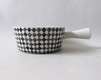 Rorstrand Red Top Marianne Westman oven casserole dish. Black & white checker vintage ovenware 106. Mid century Swedish pottery, serving pan