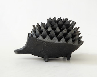 Walter Bosse style 6 vintage nesting hedgehogs. Complete set six Russian zinc stacking ashtrays. 1960s/1970s, black/silver metal. Aeroflot