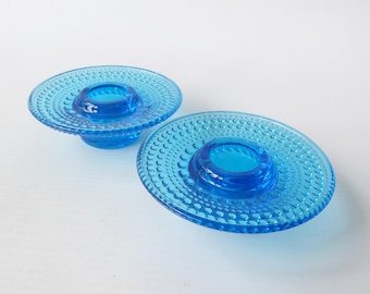 Kastehelmi pair candle holders by Oiva Toikka Iittala. Turquoise cyan blue glass round dewdrop bobbles. Vintage retro 1970s. Wood, Cascade