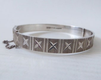 1971 Modernist Sterling silver bracelet/bangle. Retro 925 hallmarked, signed MM Monomil Ltd. Diamond engraved, textured lines. 1970s vintage
