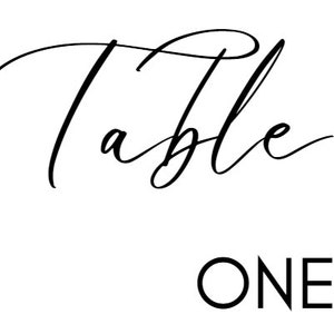Op de afbeelding: Tafelnummer één met een kalligrafie-stijl lettertype. Het woord "Table" is geschreven in cursief en het nummer "ONE" is in een vet, sans-serif lettertype.