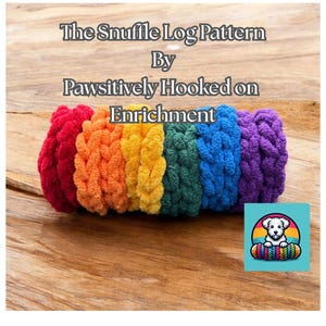 Peut inclure: Un boudin de fouille en crochet multicolore composé de segments de laine rouge, orange, jaune, verte, bleue et violette. Le texte indique The Snuffle Log Pattern By Pawsitively Hooked on Enrichment, avec un logo représentant un chien.