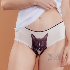 Braguitas interiores con cara de gato en blanco y negro.