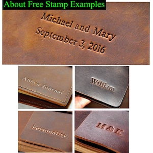 Pu&ograve; includere: Primo piano di quattro diari rilegati in pelle con diversi testi personalizzati in rilievo sulle copertine. I testi includono "Michael and Mary September 3, 2016", "Abbi's Journal", "William" e "M&K".