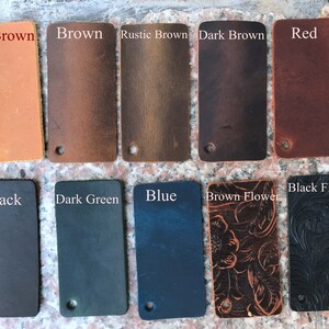 Pu&ograve; includere: Campioni di pelle in vari colori, tra cui marrone chiaro, marrone, marrone rustico, marrone scuro, rosso, nero, verde scuro, blu, fiore marrone e fiore nero.