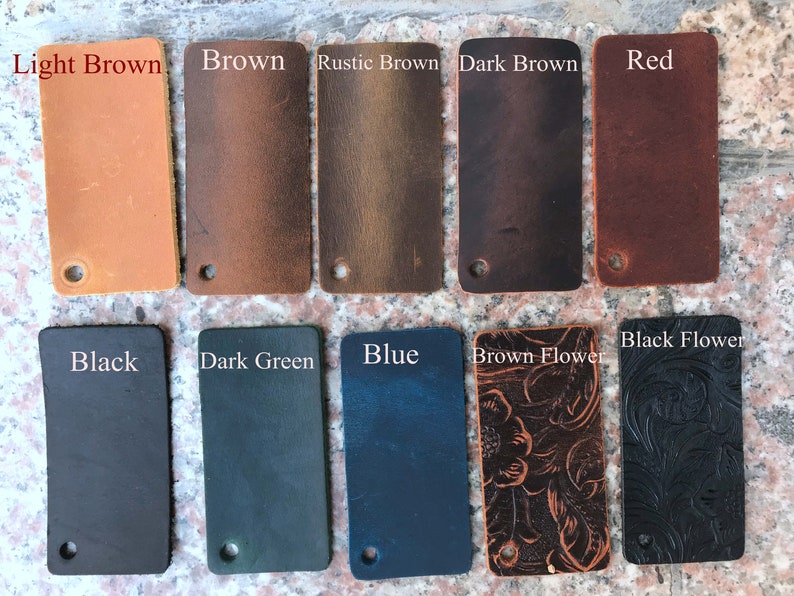 Pu&ograve; includere: Campioni di pelle in vari colori, tra cui marrone chiaro, marrone, marrone rustico, marrone scuro, rosso, nero, verde scuro, blu, fiore marrone e fiore nero.