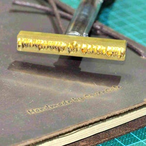 Serviço de estampagem personalizada na capa de couro / Adicione letras personalizadas a cada 10 letras / por custo /