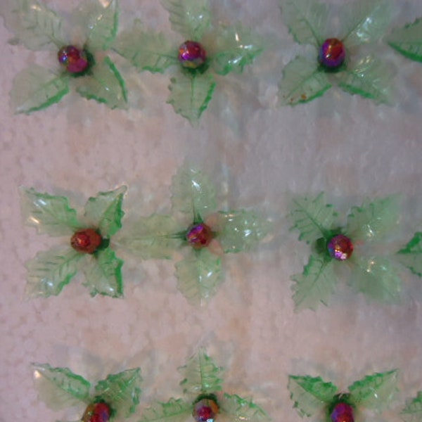 25 Green Holly Poinsettia  Leaves With Red Aurora Globe Pins Ceramic Christmas Tree Lights Bulbs Pegs