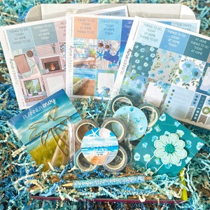 Frühlings-Aquamarin-blaue Blumen-Strand-Küsten-Flucht. Planeraufkleber und Zubehör. Mai 2024 Planner Envy Abo-Box.