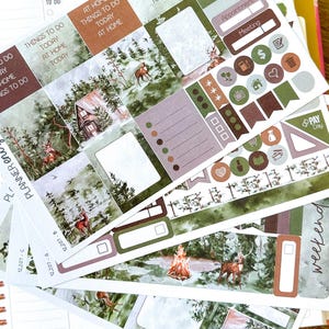 NOUVEAU FORMAT DE KIT ! Kit hebdomadaire d'autocollants verticaux Noël hiver, arbres à feuilles persistantes, pins, forêt, cerfs - 133 autocollants