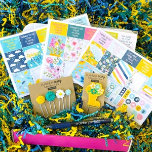Amarelo Marinha Floral Flores Primavera Rain Birds Maio 2021 Planner Envy Subscription Box. Sem descontos de cupom