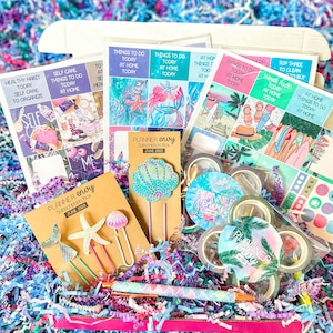 Trombones, stylos, autocollants de planificateur et feutre de coquillage sur le thème des vacances Mermaid Beach Ocean Self Care. Boîte d’abonnement Planner Envy de juin 2023.
