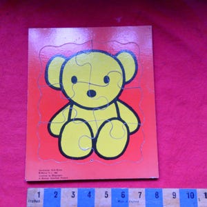 Puede incluir: Juego de tres tazas de cerámica con acabado mate moteado. Las tazas son de color crema, gris claro y gris oscuro. Cada taza tiene un diseño minimalista y un asa redondeada.