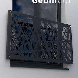 Op de afbeelding: Een donkergrijze metalen balkonreling met een geometrisch patroon is op een witte muur gemonteerd. De reling is geïnstalleerd boven een raam met een donker frame. De tekst "GeomCut" wordt in het wit weergegeven.