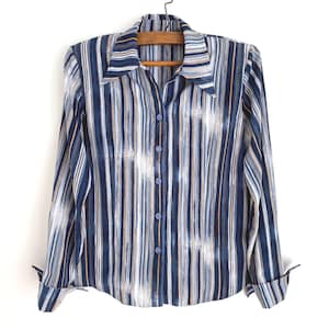Vintage Gestreifte Blaue Langarmbluse Frauen Größe M Button Up Shirt Sommer Büro Top Loose Fit mit Kragen und Schulterpolster