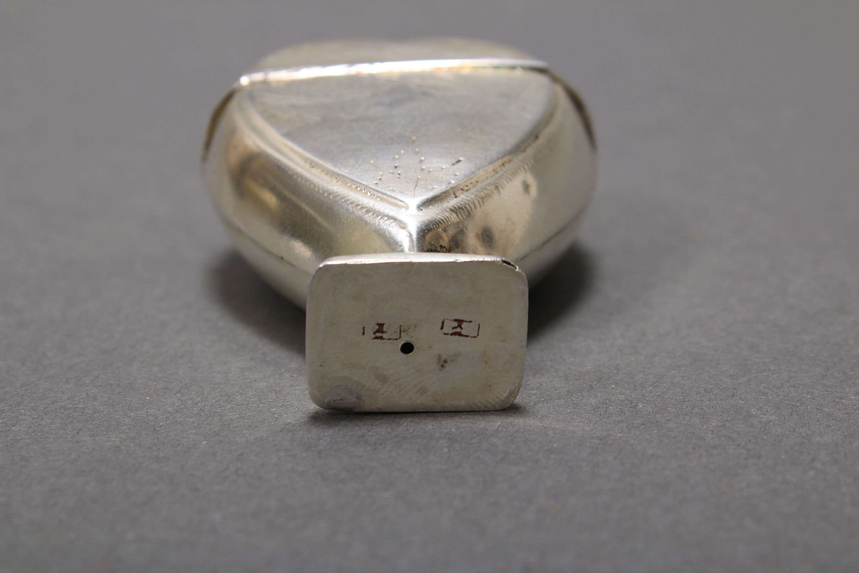 Antique sterling silver smelling salt holder / stamped with makers mark