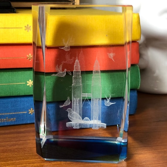 Crystal 3D laser etched paperweight of the Petronas Towers in Malaysia birds excellent condition