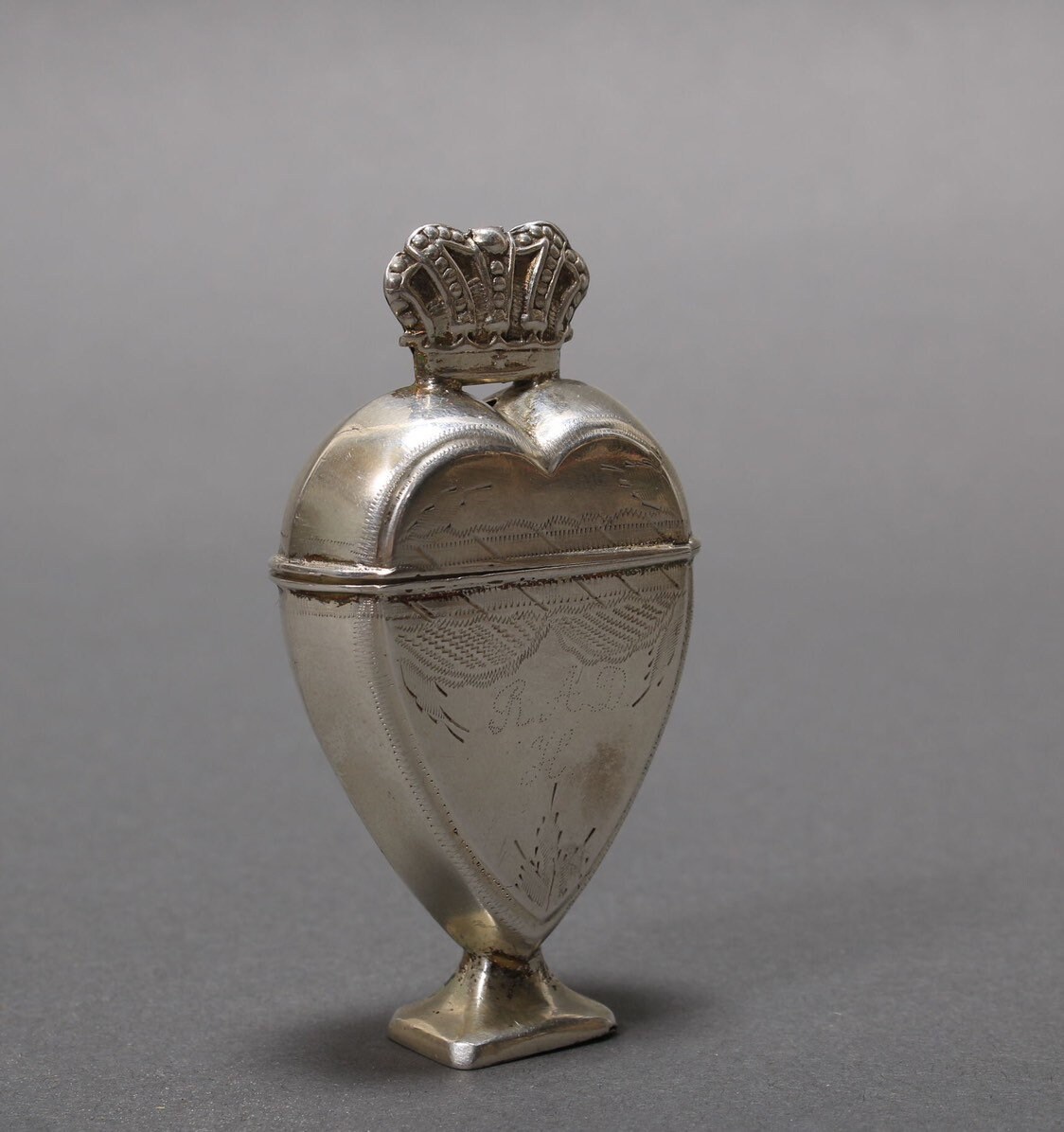 Antique sterling silver smelling salt holder / stamped with makers mark