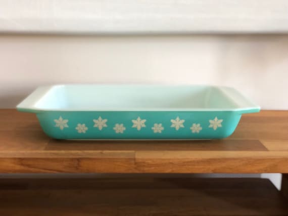 turquoise coloured JAJ Pyrex space saver in the Gaiety Snowflake pattern casserole