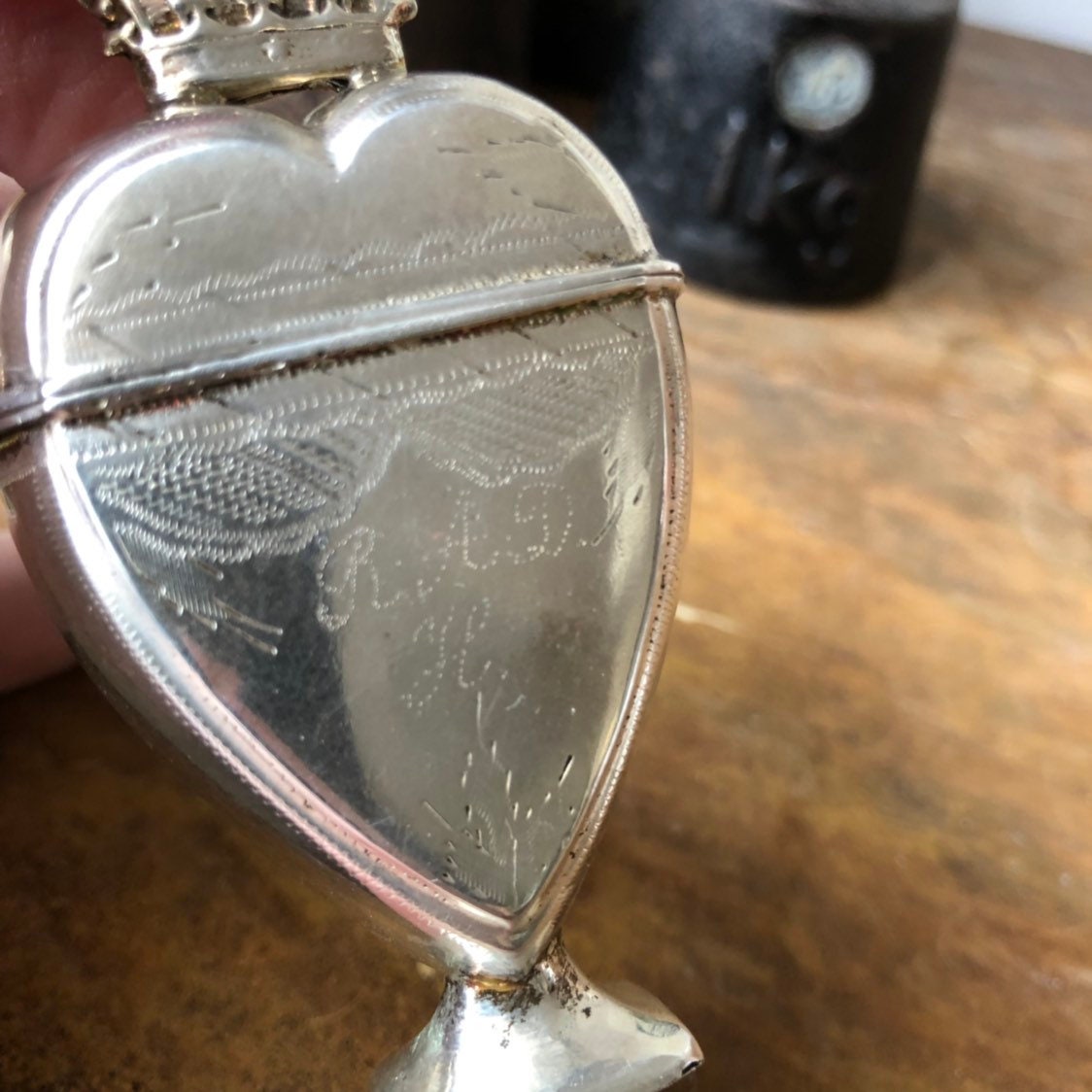 Antique sterling silver smelling salt holder / stamped with makers mark