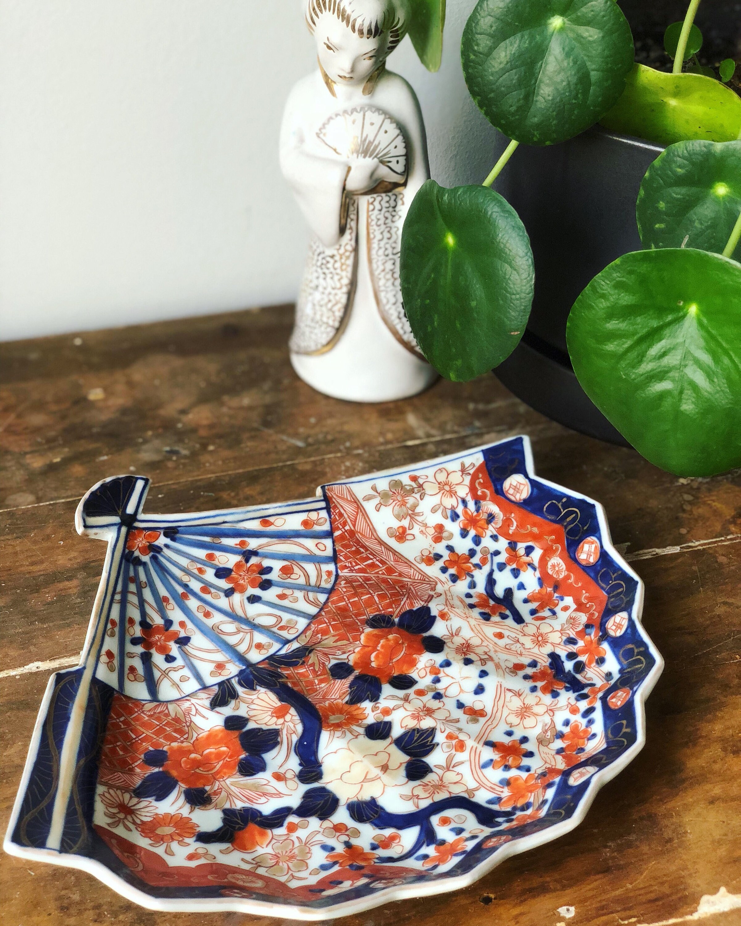 Antique Imari Japanese porcelain fan shaped plate early 1900s hand