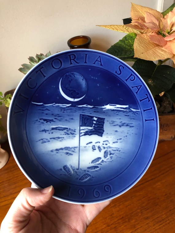 Vintage Royal Copenhagen commemorative wall plate from 1969 Victoria Spat 11 moon landing / Space exploration astronaut